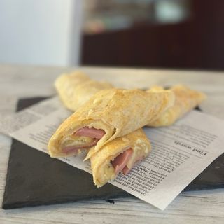 Палачинка с кренвирш и кашкавал