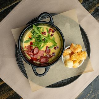 Крем-суп из чечевицы с гренками и колбаской