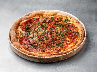 Chaczapuri z peperoni z sosem sriracha, prażoną cebulką i siekaną zieleniną