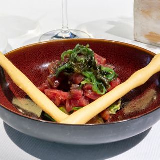 Tartar de atún con aguacate fresco, tomate cassé,