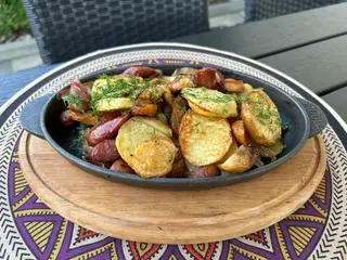 Пательня з картоплею, ковбасками (600г)