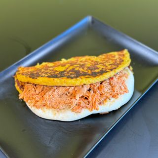Cachapa Mixta Con Pollo Mechado