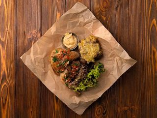 Половинка курчати з часниковим соусом та товченою картоплею (0.5/150g)