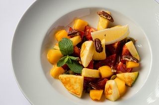 Халуми с манго и орехами пекан