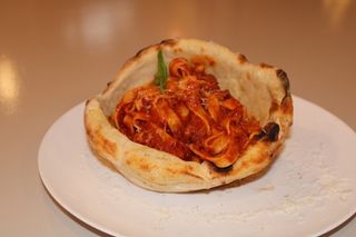 Cesta con Tagliatelle a la Boloñesa