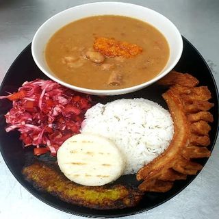 Calentado de Frijoles Con Carne en bistec