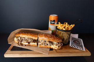 Philly Chessesteak Sandwich + Pomfrit + Piće