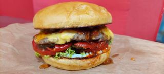 Пикантен бургер хот чили + картофки + Coca cola 300мл