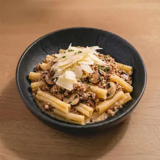 Pasta siciliana con longaniza, salsa de trufa y grana padano