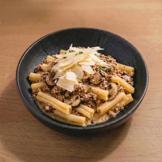 Pasta siciliana con longaniza, salsa de trufa y grana padano