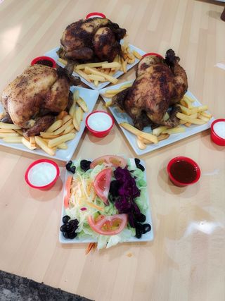 3 Pollo A L'Ast Entero Con Ensalada Verde Y Alitas De Pollo