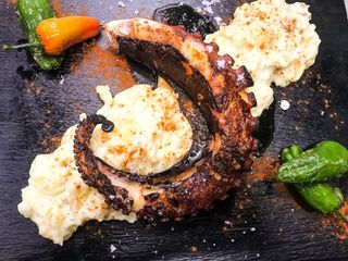 Pulpo a la brasa, sobre parmentier de patata y AOVE de pimentón