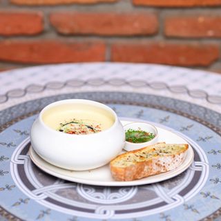 ჩიხირთმა ხრაშუნა პურით და ძმრიანი მწვანილებით