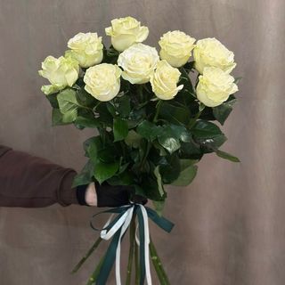 9 білих нідерландських троянд під стрічку