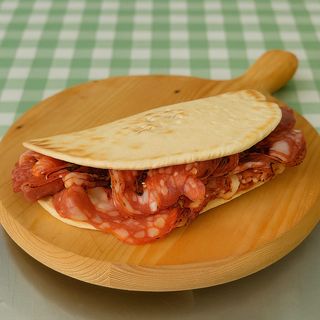 Piadina salame e formaggio