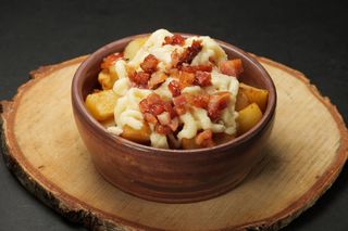 Pekarski krumpir s topljivim sirom i hrskavim špekom 