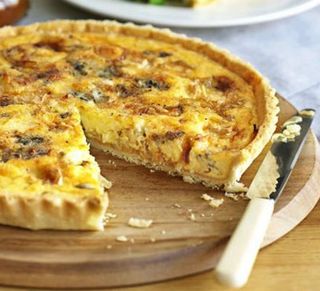 Відкритий пиріг з картоплею, міксом сирів та зеленню (600г)