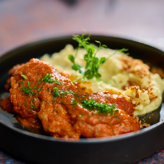 Chiftele marinate în sos roșu cu piure de cartofi