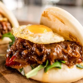 Pan Bao De Carrillera Y Huevo De Codorniz