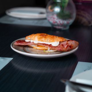 Croissant Con Bacon (Tapa)