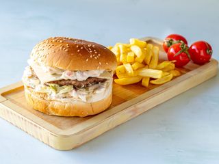 Ruski burger + pomfrit