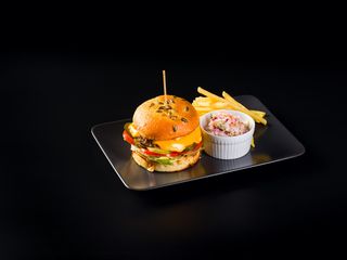 The Italian Burger si cartofi prajiti, sos maioneza