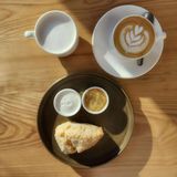 Scones Con Mermelada Y Queso Crema