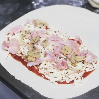 Crescione pomodoro, mozzarella, cotto e funghi