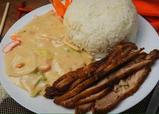 Rață cu sos de alune