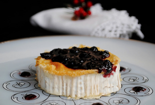 Запечено козе сирене със сладко от боровинки (200г)