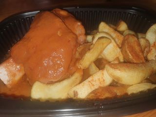 Codillo asado en su jugo con salsa especial de la casa (con patatas)