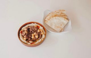 Homus Bel Lahme Y Ternera Salteada En El Centro