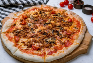 Grande Pizza Bolognaise.