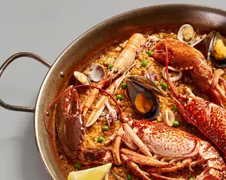 Paella real de mariscos con bogavante para 2 personas