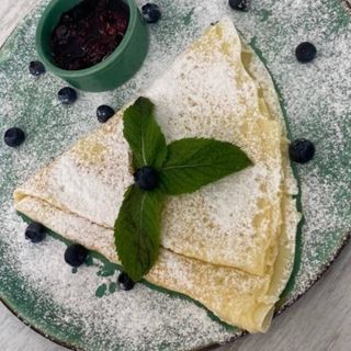 Солодкий млинець зі згущеним молоком або сезонним джемом