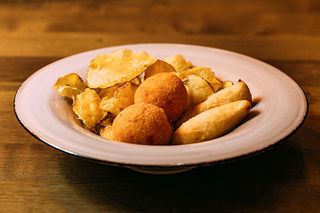 Patate fresche fritte, arancinette ai formaggi e primosale - 4 pezzi