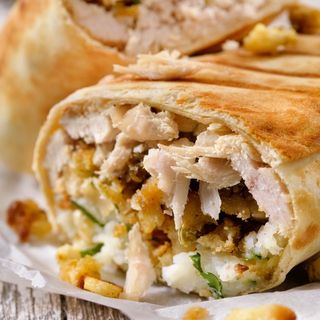 БУРИТО С ЧЕДЪР И ХРУПКАВО ПИЛЕШКО