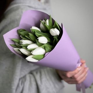 15 белых тюльпанов