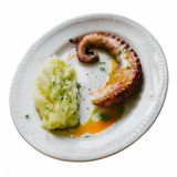 Pulpo A La Brasa Sobre Parmentier De Patata Y Trufa