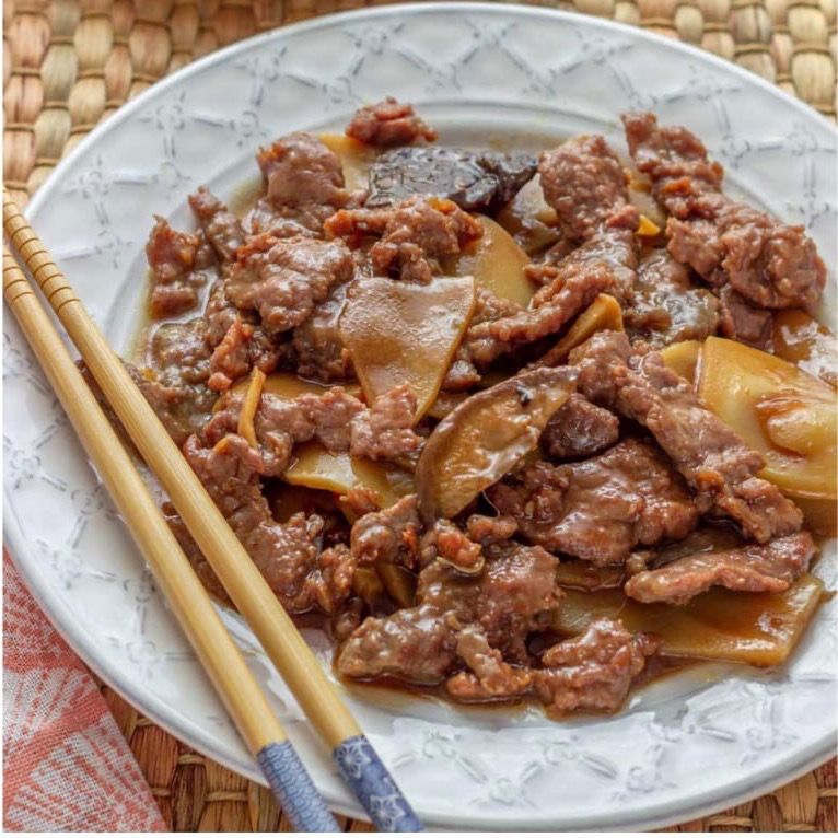 Ternera con bambú y setas 