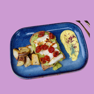 Avocado toast Halloumi
