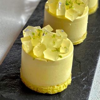 ჩიზქეიქი ფისტა და ლაიმით