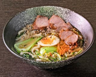 Noodles in brodo con fettine di vitello