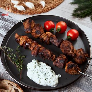 Souvlaki porc cu tzatziki
