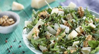 Salată de rucola, roșii cherry și parmezan