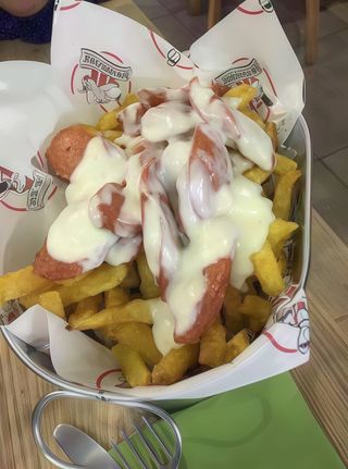 Patatine fritte, wurstel e sottiletta