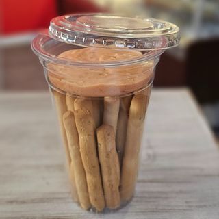 Гризини с пикантен сос