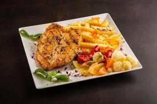 Piept de pui la gratar, cartofi prajiti