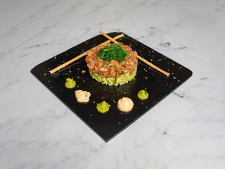 Tartar De Salmón Con Aguacate Y Guacame