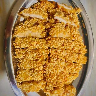 Peito de frango com amêndoas fritas